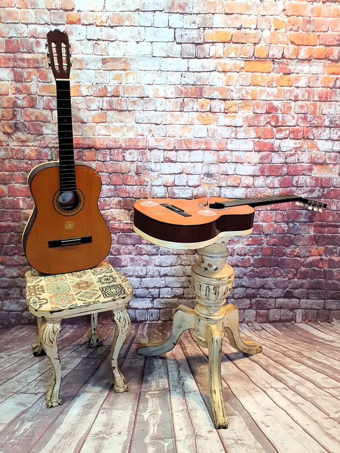 Conjunto de mesa y silla antiguo decorado tablao flamenco