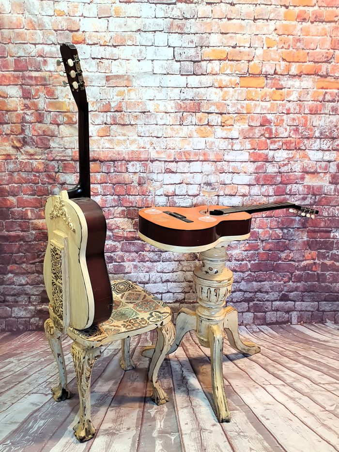 Conjunto de mesa y silla antiguo decorado tablao flamenco - Imagen 3