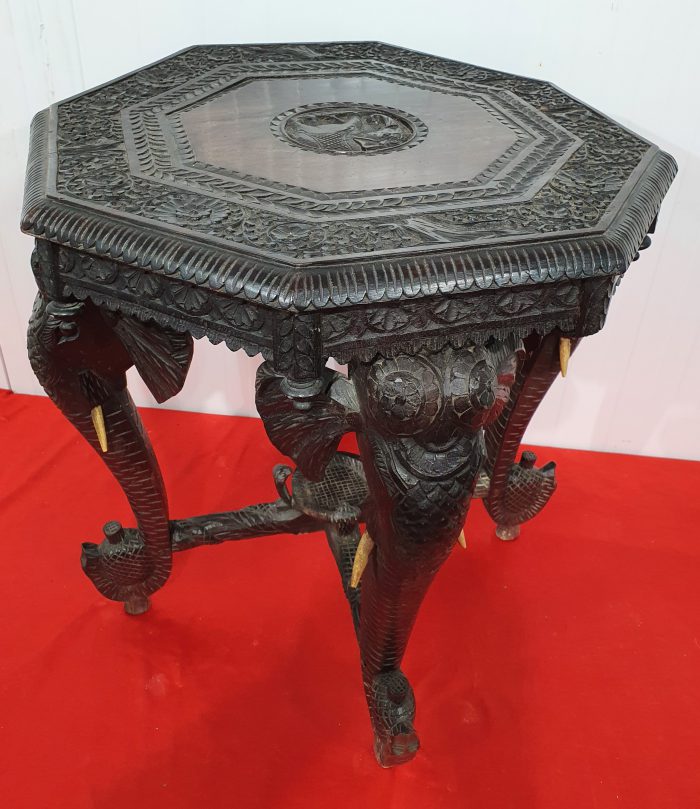 Mesa auxiliar birmana con patas de elefante talladas, década de 1880