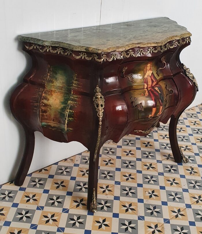 Antiguo mueble comoda con escenas pintadas a mano y relieves en bronce S.XIX