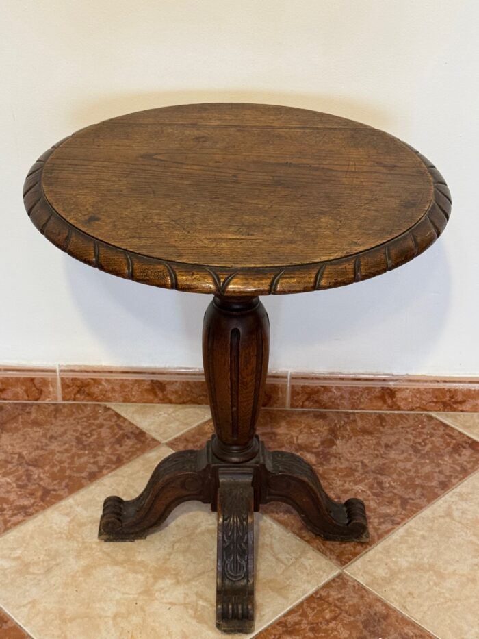 MESA AUXILIAR EN MADERA DE ROBLE TALLADA