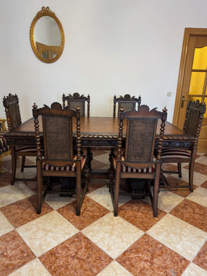 COMEDOR DE ROBLE EN MADERA TALLADA COMPUESTO POR 2 APARADORES, VITRINA, MESA DE COMEDOR CON 6 SILLAS Y 2 SILLONES. - Imagen 25