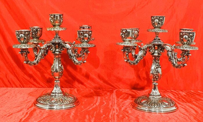 Pareja de candelabros en baño de plata