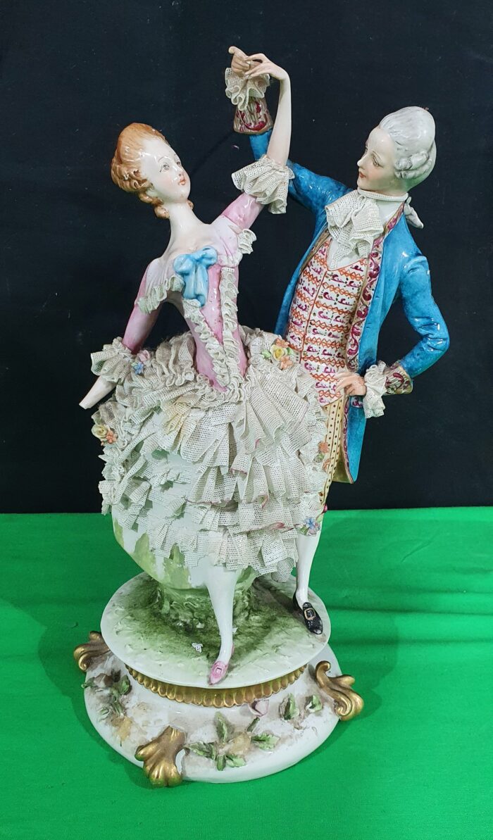 Figura de porcelana con sello