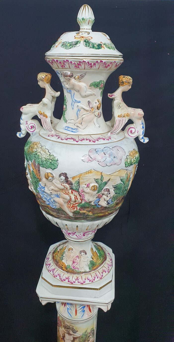 Jarrón sobre columna porcelana Capodimonte