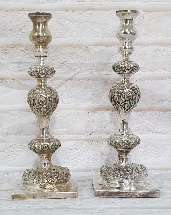 Pareja de candelabros de plata - Imagen 7