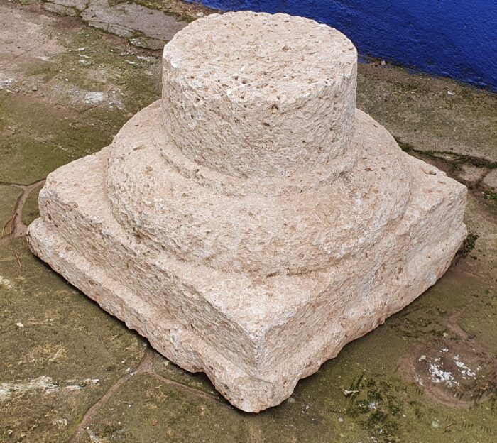 Base de columna en piedra caliza