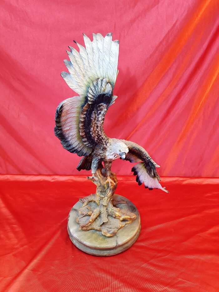AGUILA DE RESINA Y BASE DE MARMOL - Imagen 3