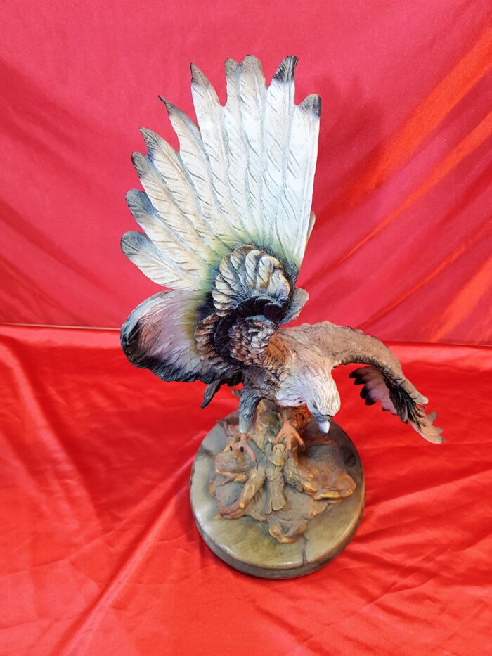 AGUILA DE RESINA Y BASE DE MARMOL