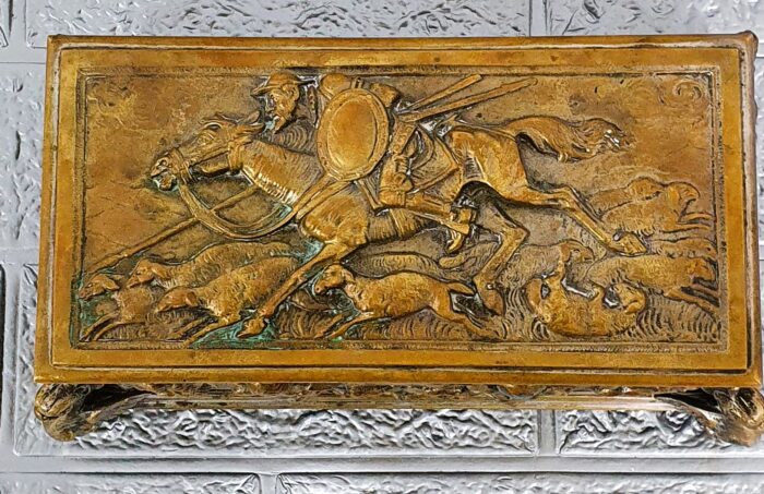 Antiguo cofre joyero en bronce relieve Don Quijote - Imagen 6