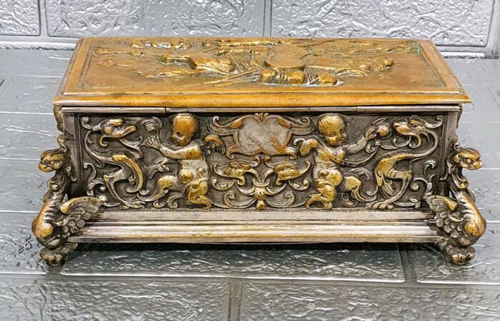 Antiguo cofre joyero en bronce relieve Don Quijote - Imagen 3