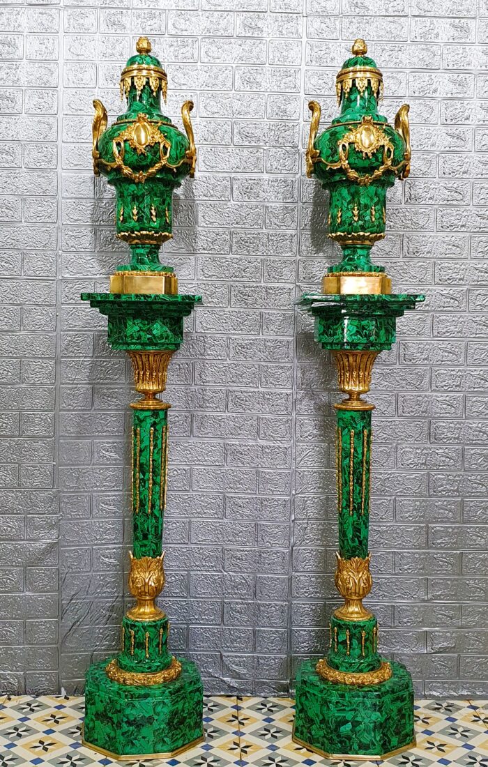 Pareja de columnas mármol y bronce con jarrones