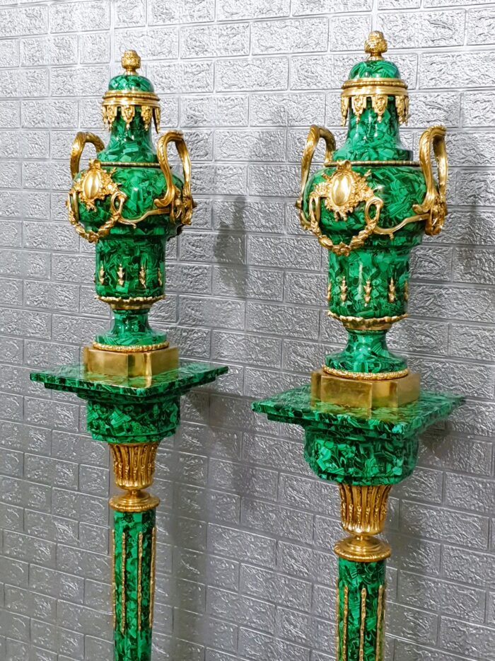 Pareja de columnas mármol y bronce con jarrones - Imagen 5
