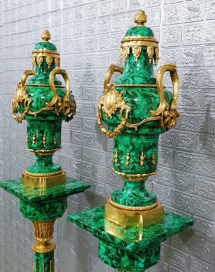 Pareja de columnas mármol y bronce con jarrones - Imagen 4