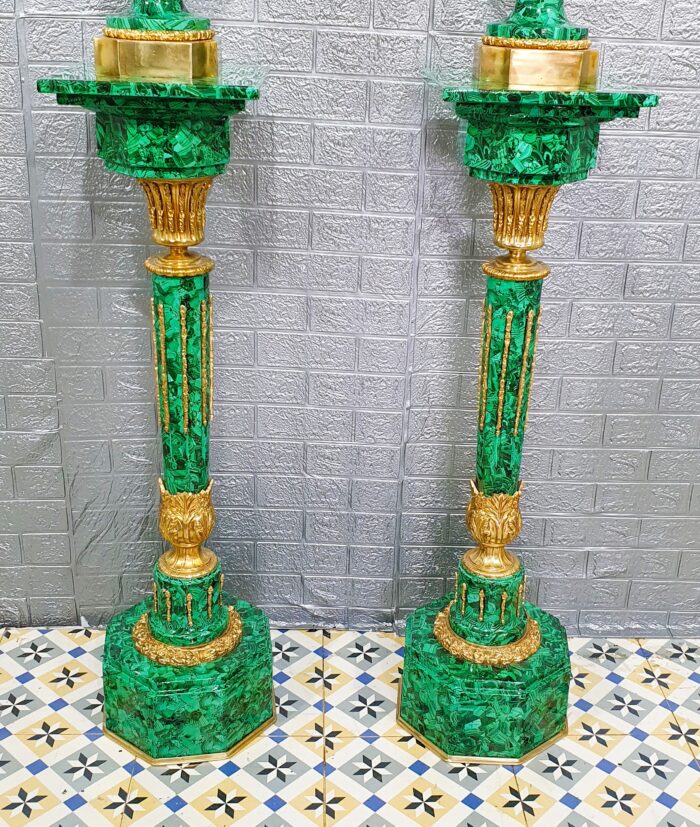 Pareja de columnas mármol y bronce con jarrones - Imagen 2