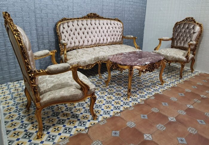Conjunto sofá con dos sillones y mesa auxiliar estilo Luis XV