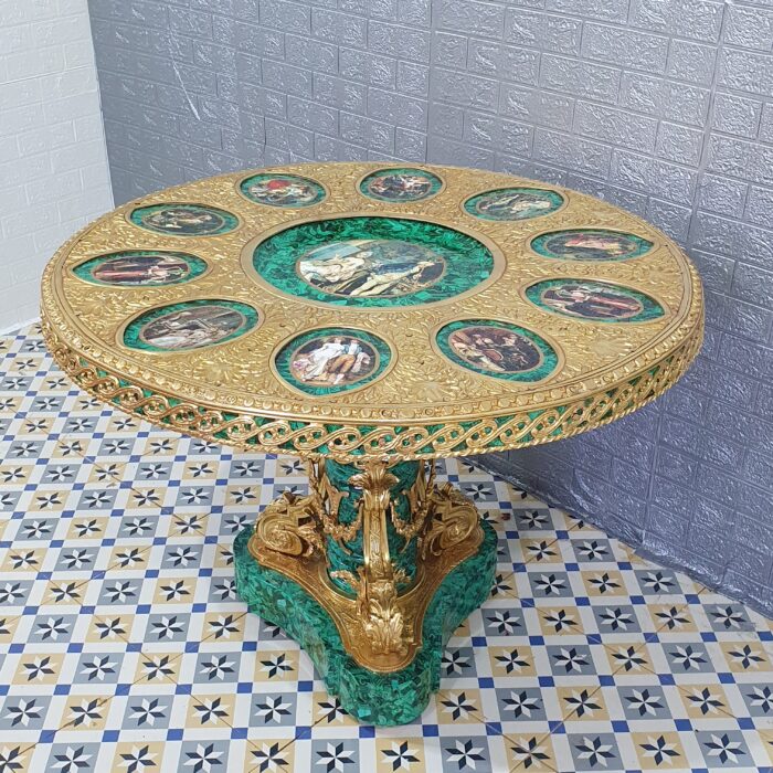 Mesa de estilo neoclásica