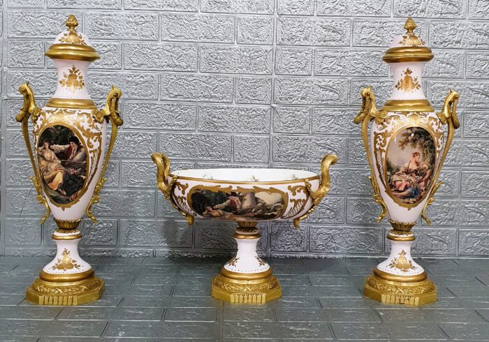 Conjunto jarrones y centro de mesa porcelana y bronce