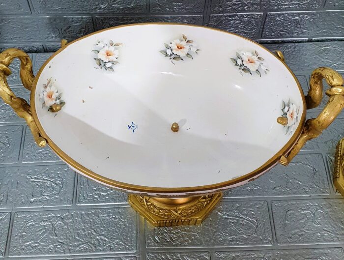 Conjunto jarrones y centro de mesa porcelana y bronce - Imagen 10