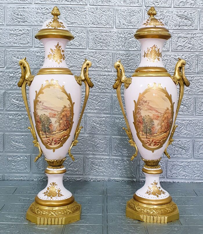Conjunto jarrones y centro de mesa porcelana y bronce - Imagen 2