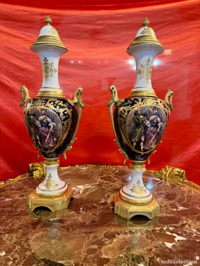 Pareja de jarrones en porcelana