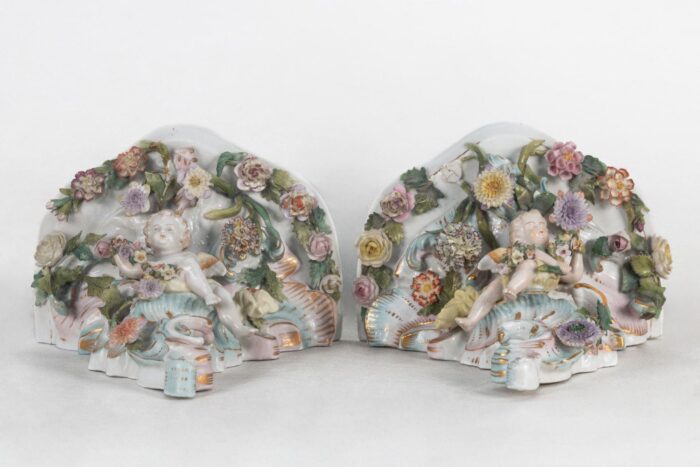 Pareja de ménsulas en porcelana