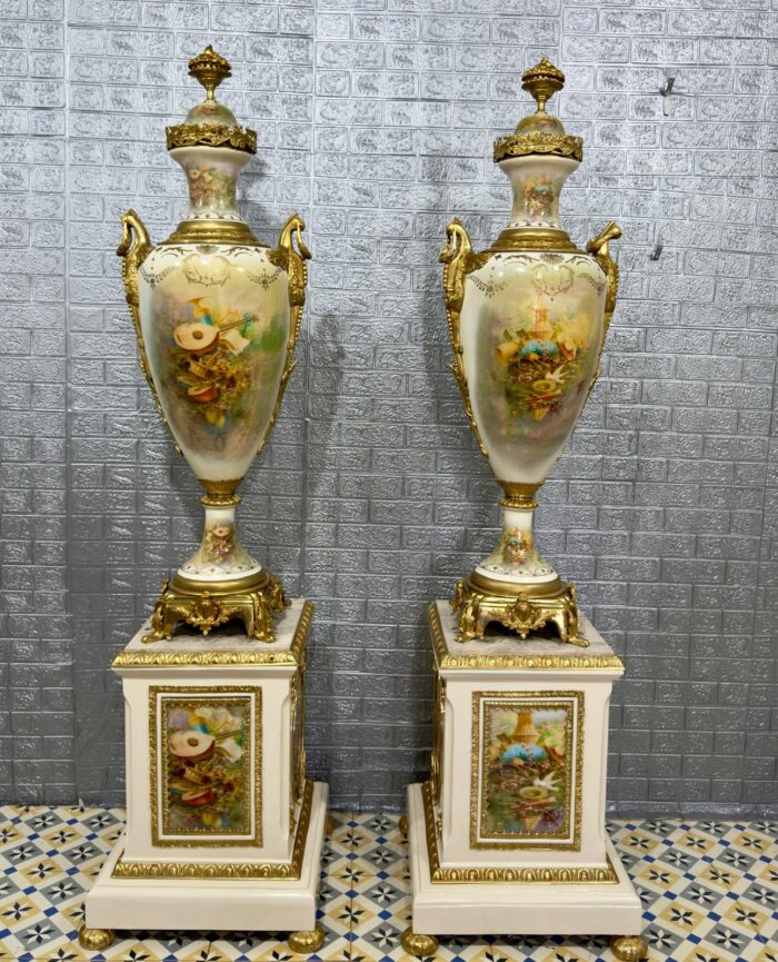 Pareja de jarrones porcelana y bronce sobre columnas - Imagen 17