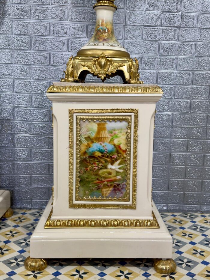 Pareja de jarrones porcelana y bronce sobre columnas - Imagen 16