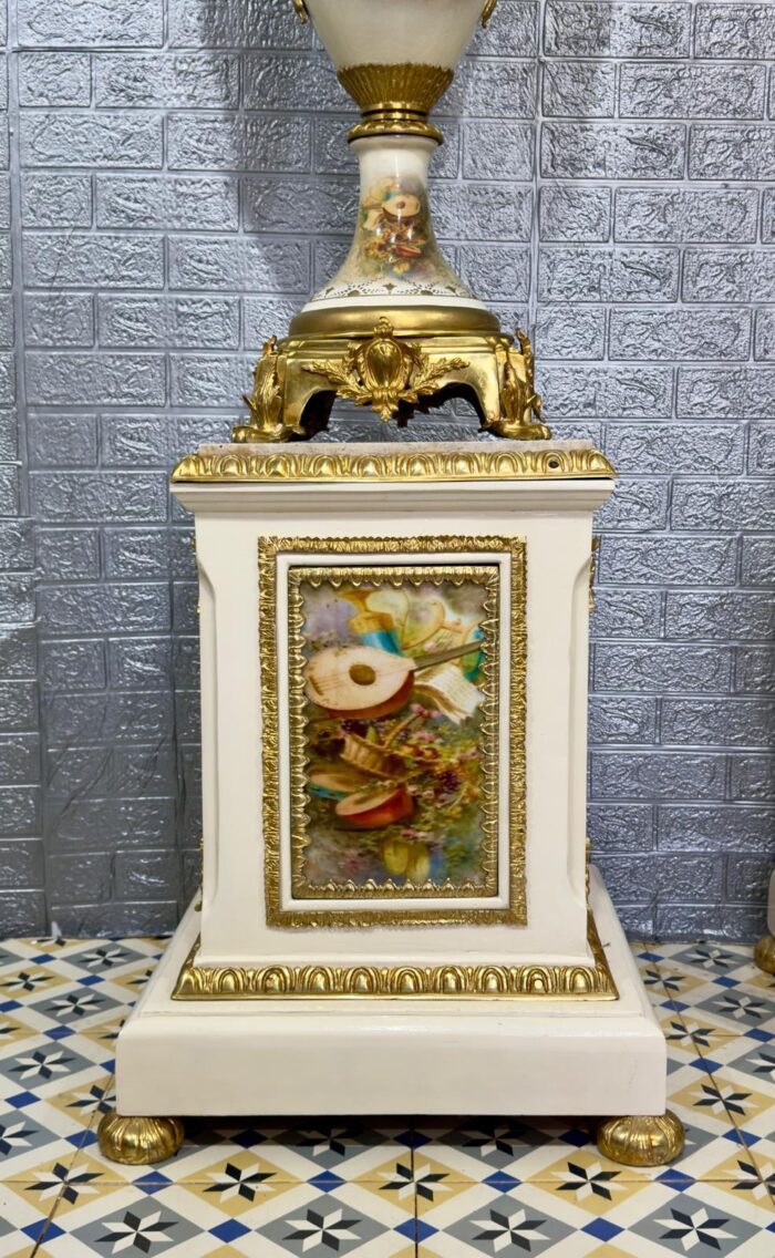Pareja de jarrones porcelana y bronce sobre columnas - Imagen 14