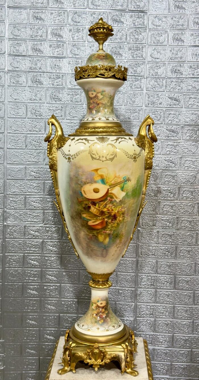 Pareja de jarrones porcelana y bronce sobre columnas - Imagen 15