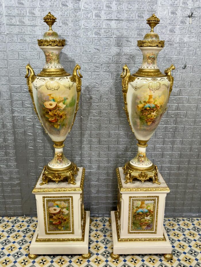 Pareja de jarrones porcelana y bronce sobre columnas - Imagen 18