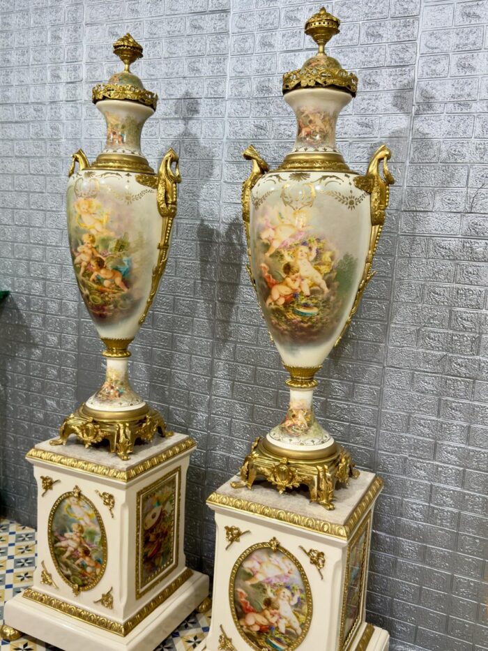 Pareja de jarrones porcelana y bronce sobre columnas - Imagen 13