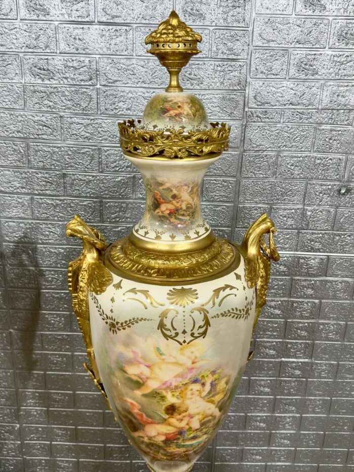 Pareja de jarrones porcelana y bronce sobre columnas - Imagen 9