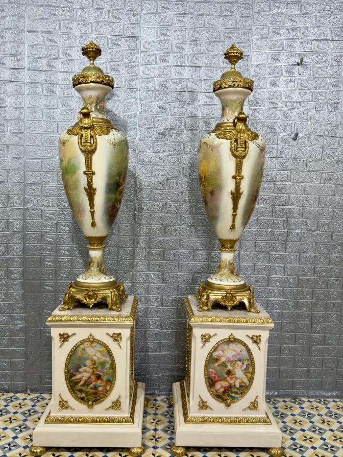 Pareja de jarrones porcelana y bronce sobre columnas - Imagen 6