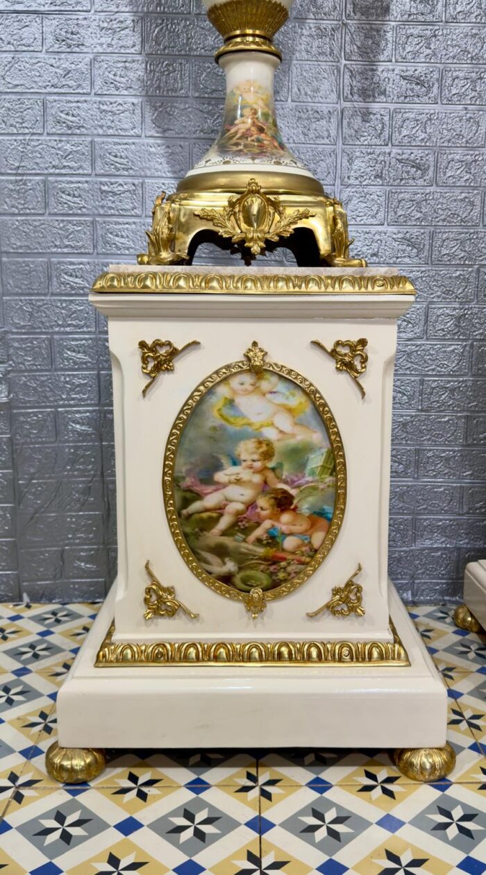 Pareja de jarrones porcelana y bronce sobre columnas - Imagen 5