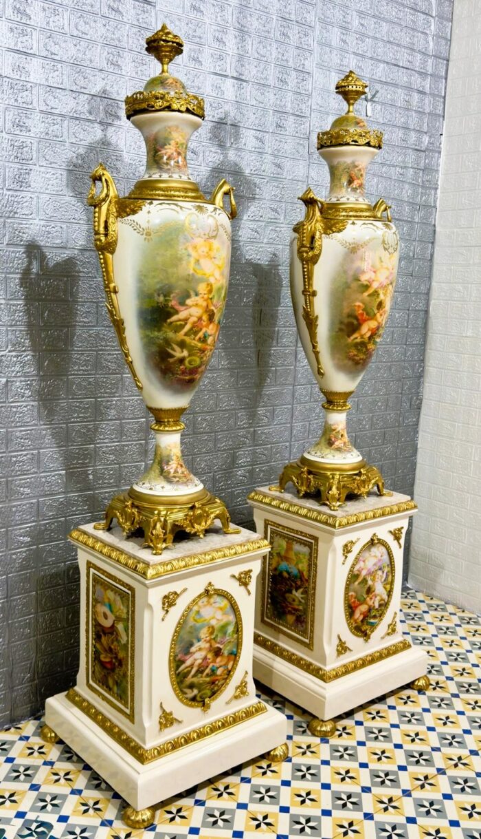 Pareja de jarrones porcelana y bronce sobre columnas