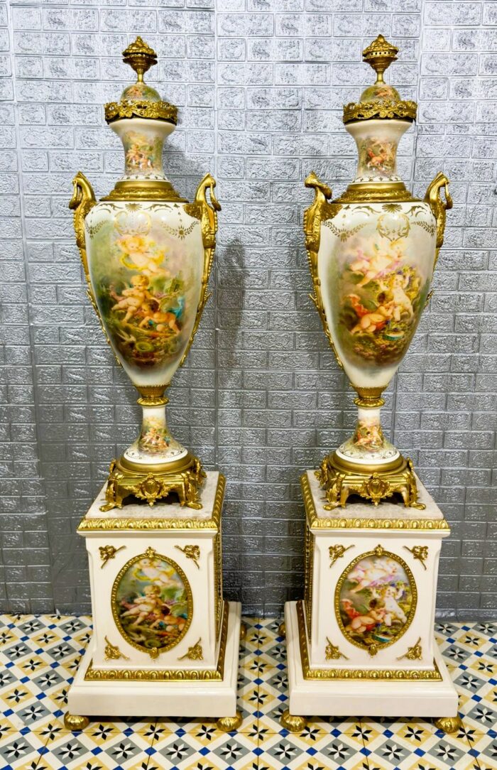 Pareja de jarrones porcelana y bronce sobre columnas - Imagen 2