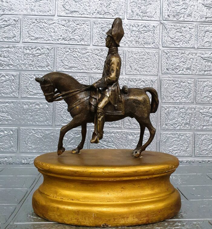 Figura de bronce sobre peana